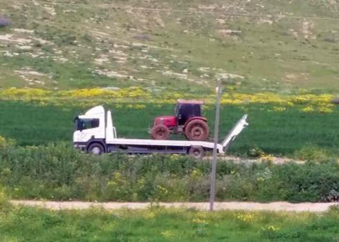 مصادرة التراكتور هذا الصباح في خربة الرّاس الأحمر. تصوير عارف دراغمة، بتسيلم، 13.3.19