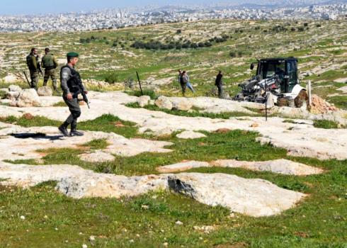 جرّافة الإدارة المدنية تهدم بئر المياه. تصوير نصر نواجعة، بتسيلم، 18.3.19