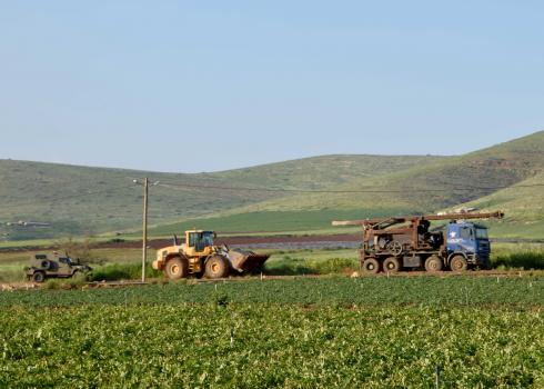 الشاحنة  المصادرة ومن خلفها جرافة الإدارة المدنيّة وجيب عسكري. تصوير: عارف دراغمة، بتسيلم 28.3.19