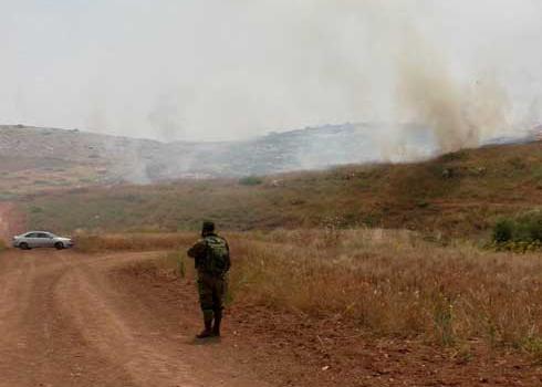 جنديّ ينظر إلى حريق شبّ في خربة المالح في منطقة الأغوار. تصوير عارف دراغمة، بتسيلم، 6.5.19