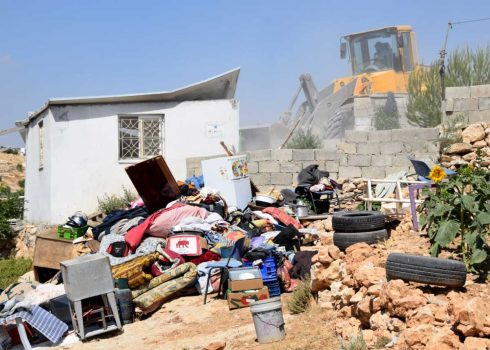 جرّافة الإدارة المدنيّة تهدم غرفة الكهرباء بعد أن هدمت المنزل. تصوير نصر نواجعة، بتسيلم، 17.6.19