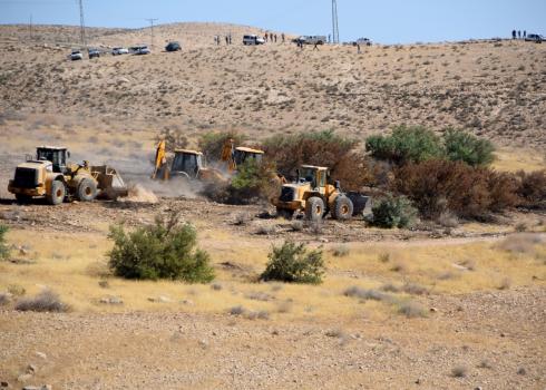 جرّافات الإدارة المدنيّة تقتلع الأشجار أمس في أمّ الخير. تصوير أحمد أبو جنيدة. 