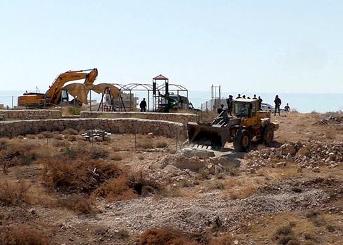 حفّارة تردم أحد الآبارة. تصوير أحمد أبو جندية، 24.7.19 