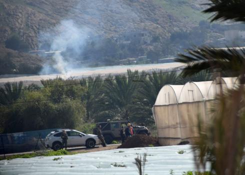 אנשי מקורות והצבא בח'ירבת עלאן. צילום: עארף דראר'מה, בצלם, 17.2.10