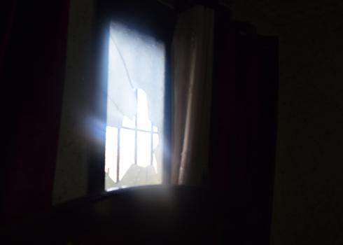 חלון מנופץ בבית משפחת קוט