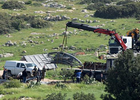 The confiscation this morning in Khirbet Ibziq.  Photo by 'Aref Daraghmeh, B'Tselem, 26 March 2020