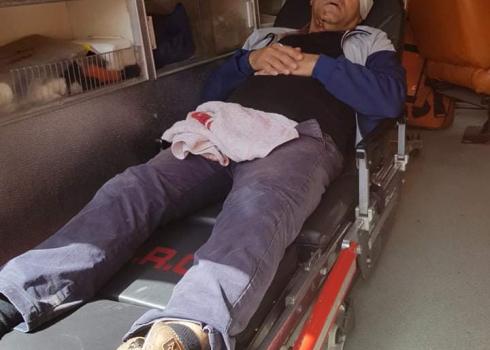 ناجي طناطرة في سيارة الإسعاف. الصورة بتفضل من العائلة