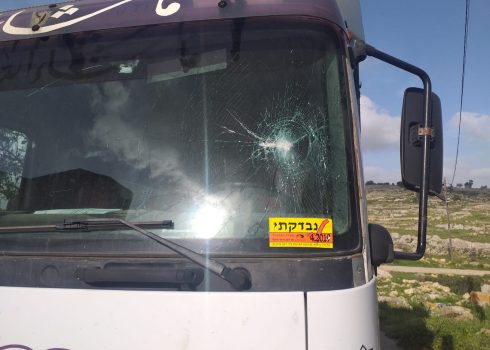 חלון מנופץ במשאיתו של מוחמד שרייתח. התמונה באדיבות העד