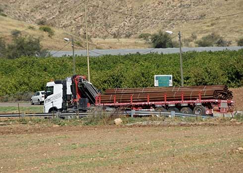 Confiscation of water pipes in Khirbet ‘Alan. Photo by ‘Aref Daraghmeh, B’Tselem, 20 May 2020.