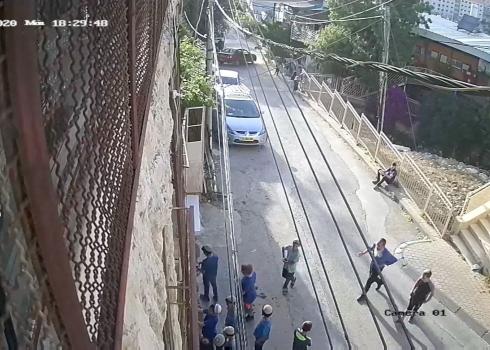  أطفال المستوطنين يضربون باب منزل عائلة أبو عيشة بقوة ويشتمون، 18.5.20