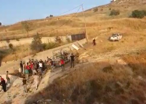 مستوطنون يتجمّعون بالقرب من منازل في عصيرة القبلية، 6.6.20.  تصوير: أفراد عائلة إبراهيم محفوظ