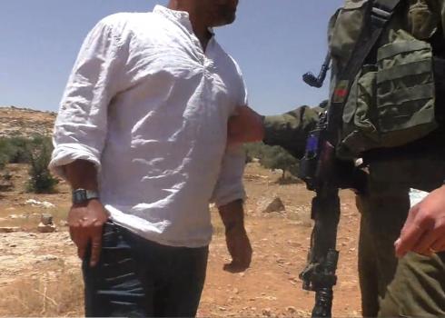 التواني، 13.6.20: مستوطن يحاول الدخول إلى القرية أثناء جولية لـ"تعايش". تصوير: نصر نواجعة