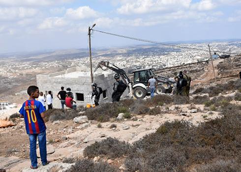הריסת עמוד חשמל בח'לת טהא. צילום: נסר נוואג'עה, בצלם, 23.9.20