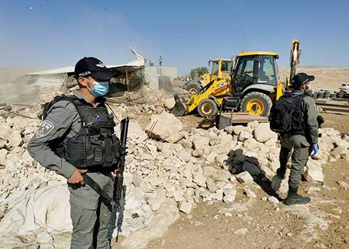 The demolitiTThe demolition in Khirbet al-Fakhit. Photo by Nasser Nawaj'ah, B'Tselem, 19 Oct. 2020