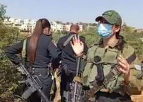 חיילים מגיעים לאדמתו של עאמר אבו חיג'לה ועוצרים אותו עקב תלונת שווא של מתנחל. דיר איסתיא, 11.10.20. צילום: עד לאירוע