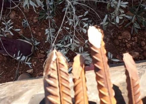 قضبان حديد وضعها مستوطنون في أرض  شاهر حازم وأتلفوا عجلات التراكتور خاصّته. قريوث، 22.10.20. تصوير شاهر حاازم.