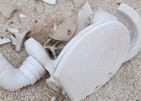 مرحاض كسره المستوطنون في أرض يملكها راجح جبارة. ترمسعيا، 27.11.20. تصوير: سعيد عبد الله