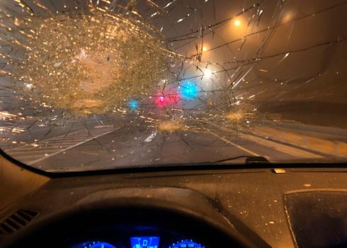 زجاج سيّارة إياد حمّودة بعد أن حطّمه حجر رشقه مستوطن. شارع 60، مفترق مستوطنة "أريئيل"، 22.12.20. تصوير إياد حمّودة.