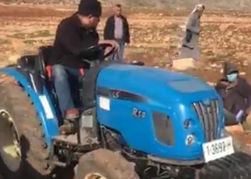 דיאא רוסתום על הטרקטור באדמות כפר מאלכ, טרם מעצר השווא שלו. 7.1.21. צילום: ג'יהאד אל-קאק. באדיבות יומן חדשות כפר מאלכ 