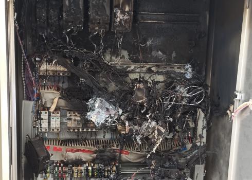 لوح التحكم الخاص بجهاز توفير المياه في عصيرة القبلية الذي أتلفه المستوطنون، 18.4.21. تصوير: عبد الكريم سعدي، بتسيلم.