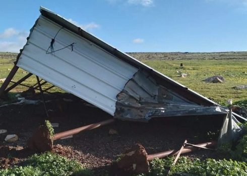 بركس جره وألحق به مستوطنون الأضرار، تجمع الكعابنة، 12.3.21. تصوير: إياد حداد، بتسيلم