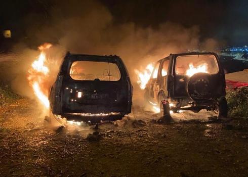 سيارات حماد كريشان المشتعلة بعدما أضرم مستوطنون النار فيها . بيت إكسا، 19.3.2021. تصوير: حماد كريشان