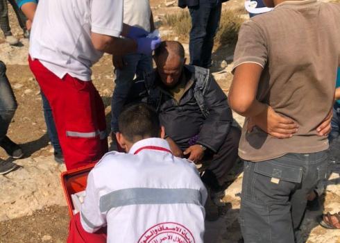 Paramedics treating Mufdi Rab’i, who was lightly injured in the head by a stone thrown by settlers. Photo by Youth of Sumud 