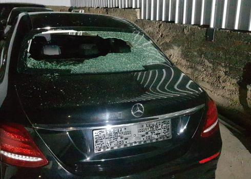 One of the cars whose window was smashed by the settlers. Photo courtesy of the lot owner. 