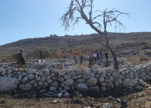 مستوطنون وجنود في أراضي أهالي بورين. صورة قدّمها المزارعون مشكورين