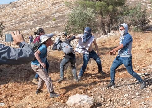 Settlers attack Israeli volunteers in Surif. Photo by Shai Kendler, 11 Nov. 2021 