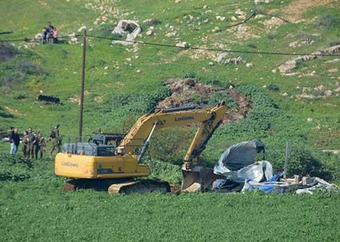 הריסת הבריכה החקלאית. צילום: עארף דראר'מה, בצלם, 8.2.22 