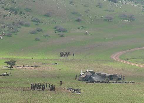 אימונים צבאיים בשטחים חקלאיים מעובדים בסמוך לקהילת אל-בורג'. צילום: עארף דראר'מה, בצלם, 14.2.22. 
