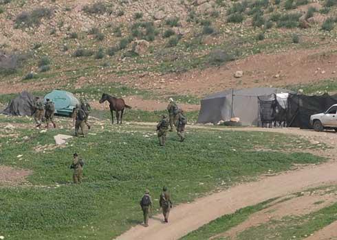 חיילים ליד קהילת אום אל-ג'מאל. צילום: עארף דראר'מה, בצלם, 24.2.22