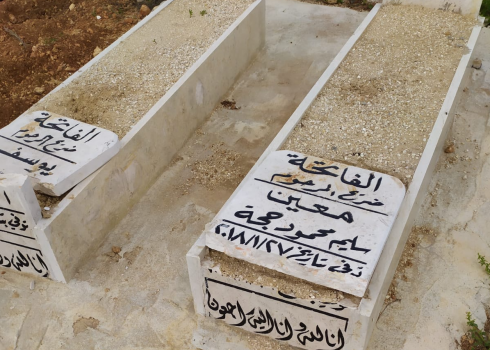 קברים שהושחתו בבית הקברות. התמונה באדיבות תושבי הכפר