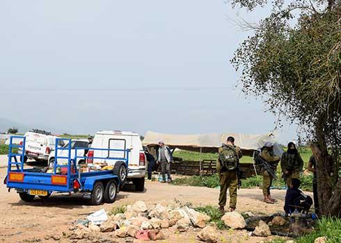 אנשי מועצת ההתנחלויות "בקעת הירדן", מלווים בכוחות הביטחון הורסים דוכן ירקות פלסטיני על כביש 90 ומחרימים את הסחורה. צילום: עארף דראר'מה, בצלם, 8.3.22