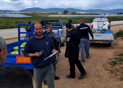 אנשי מועצת ההתנחלויות מחרימים את הסחורה. צילום: עארף דראר'מה, בצלם, 14.3.22 