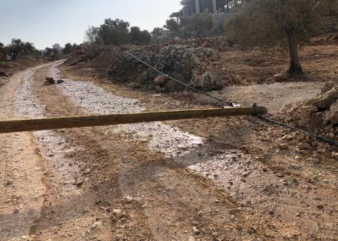 المنزل وأحد عاموديّ الكهرباء اللّذين قصّهما المستوطنون. صورة قدّمها صاحب المنزل مشكوراً.