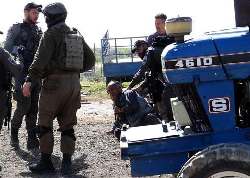 Caption: Border Police officer pushing Mufdi Rab’I. Photo: Nasser Nawaj’ah, B’Tselem 31 March 2022 