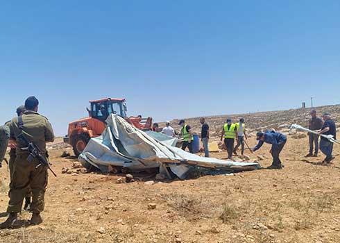 Civil Administration personnel dismantling one of the agricultural structures. Photo by Yasmin Eran-Vardi 