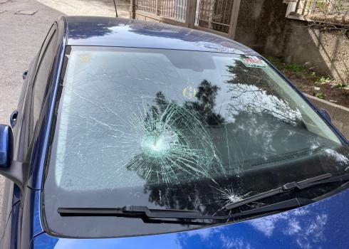 השמשה המנופצת במכוניתו של סבאח. התמונה באדיבות בעל המכונית