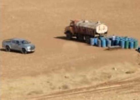 המכלית ומכלי מים הממתינים למילוי. התמונה באדיבות הרועים