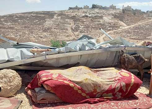 חורבות אחד המבנים וחלק מתכולתו. ברקע העיירה ג'בע. צילום: עאמר עארורי, בצלם, 19.9.22 