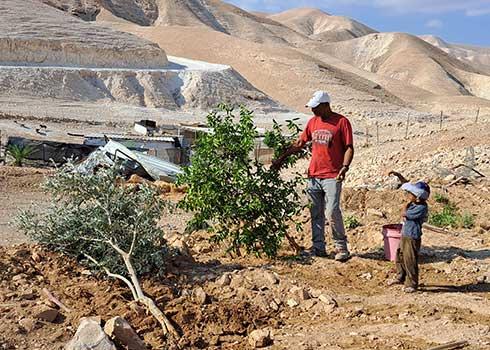 בני משפחה בוחנים את הנזק לאחר ההריסה. צילום: עארף דראר'מה, בצלם, 19.9.22 