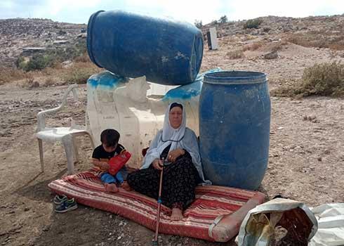 בני המשפחה שנותרה ללא קורת גג בח'ירבת ג'מרורה. התמונה באדיבות המשפחה  