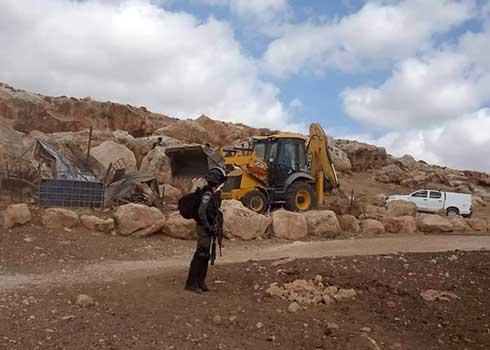 דחפור של המנהל האזרחי הורס את אחד מדירי הצאן. צילום: איאד חדאד, 26.9.22   תמונות 