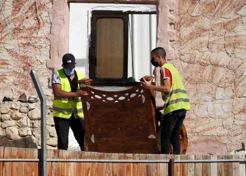 אנשי המנהל האזרחי מפנים רכוש מהבית לפני הריסתו. צילום: עיד הזאלין, 22.9.22 