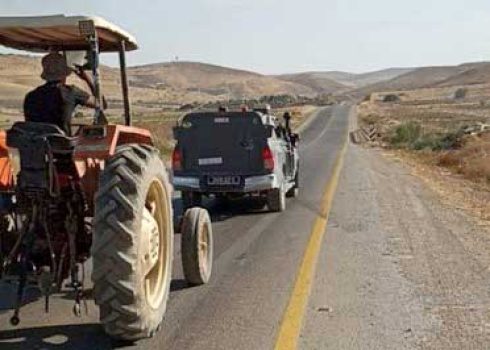 التراكتور والسيارات العسكرية في طريقها إلى الموقع العسكري. الصورة قدمتها سكان التجمع مشكورين.