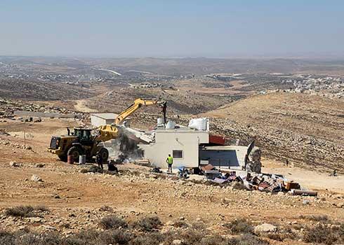 הריסת הבית בח'לת טהא. צילום: נסר נוועג'עה, בצלם