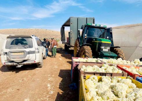 החרמת הטקרטור בחי'רבת א-ראס אל-אחמר. התמונה באדיבות החקלאים