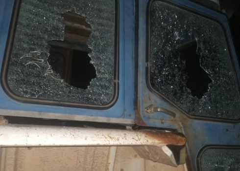 שמשות הטרקטור שניפצו המתנחלים. צילום אמג'ד כעאבנה 